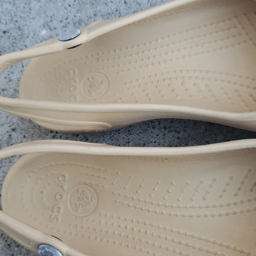 Crocs Womens Olivia Slingback Iconic Comfort Shoes Size 7 Lightweight Neutral